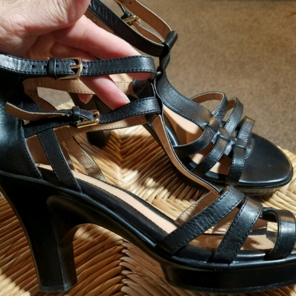 Sofft size 8 Black Leather sandal